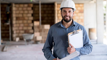 Bauleiter prüft die Qualität der Gewerke der Baustelle