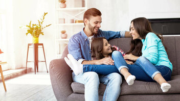 Familie entspannt in Ihrem neuen Haus auf der Couch